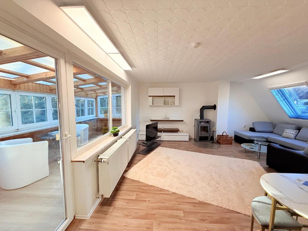 un salon avec un canapé et une table dans l'établissement Fichtenblick, à Selb