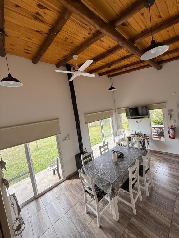 een grote eetkamer met een tafel en stoelen bij Complejo Aires del Cielo in San José
