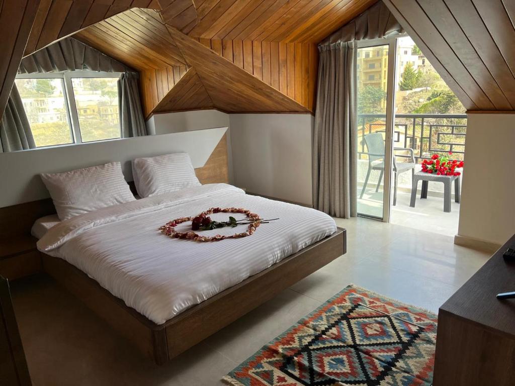 een slaapkamer met een groot bed met een gedeelte erop bij Terminal K Bhamdoun Hotel in Aley