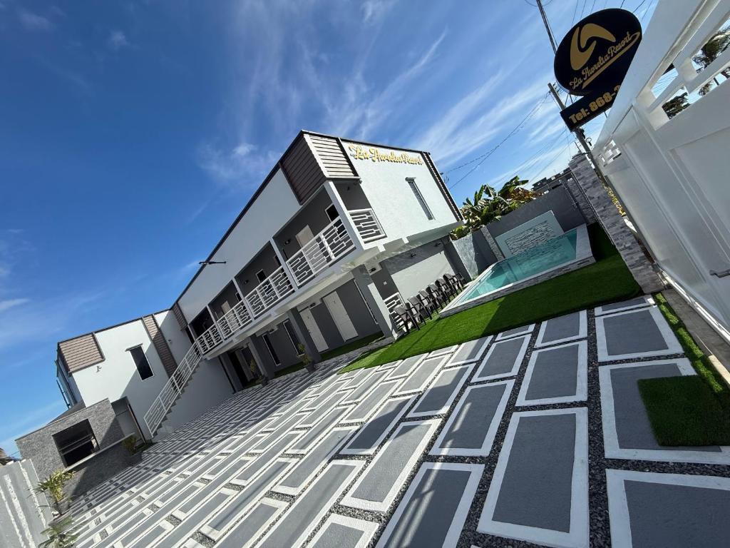 un edificio con molti quadrati sul terreno di La Aurelia Resort a Lowlands