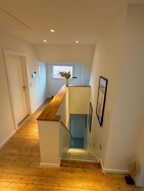 een trap in een huis met een plant erop bij Geräumige Wohnfühloase mit 3 Schlafzimmern in Garbsen