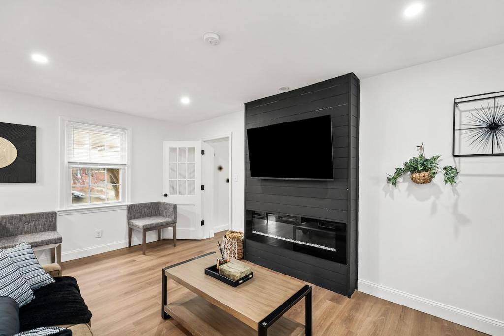 TV a/nebo společenská místnost v ubytování 1 min to DC 8 beds sleeps 16 with yard and parking