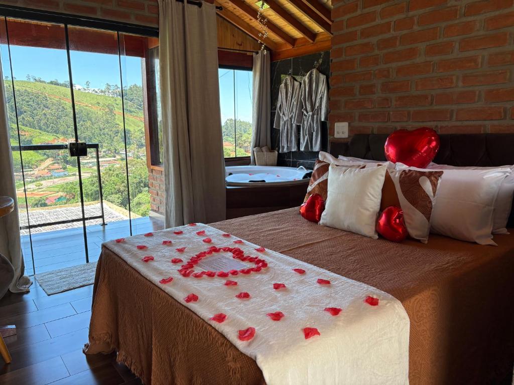 En eller flere senge i et værelse på Pousada da Cachoeira - Chalé Refúgio nas Montanhas