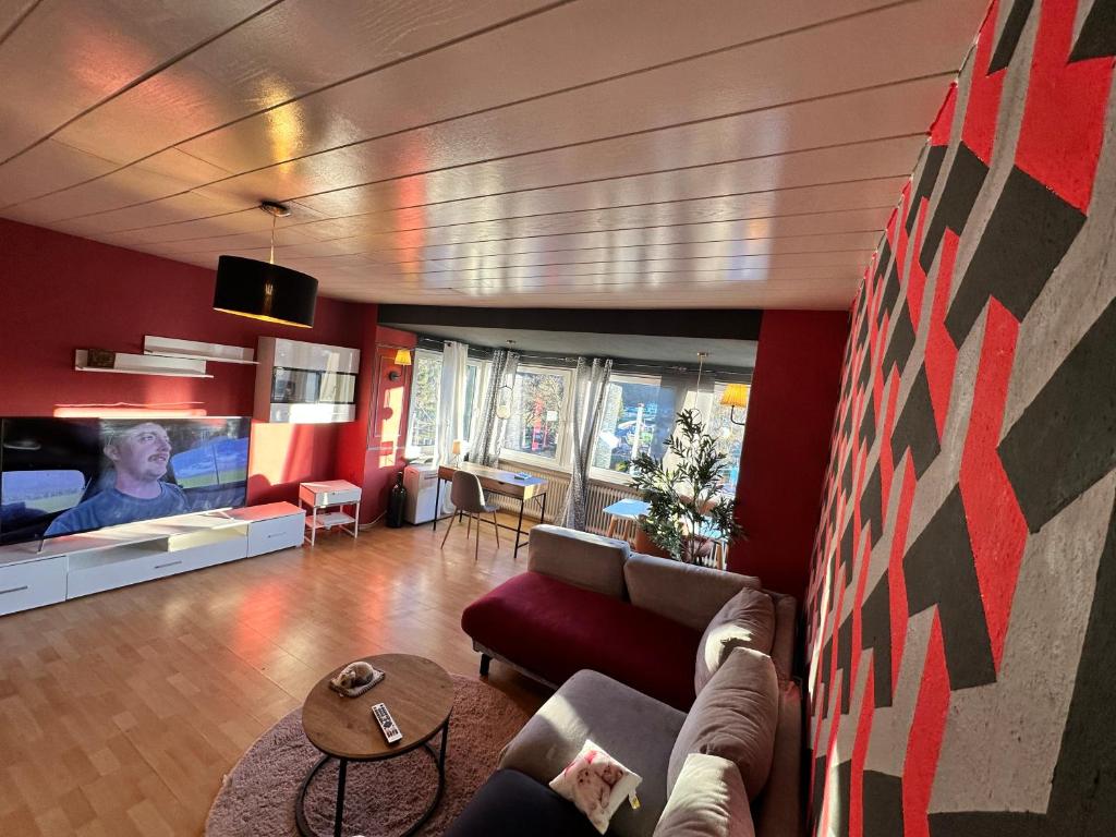 een woonkamer met een bank en een tafel bij Seeblick Hotel-Ferienhaus- Obermaubach in Kreuzau