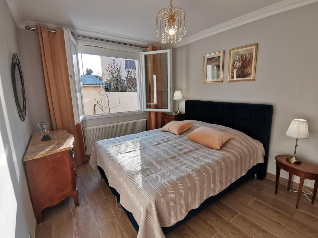 une chambre avec un grand lit et une fenêtre dans l'établissement Independent studio 12 min from Paris, à Deuil-la-Barre