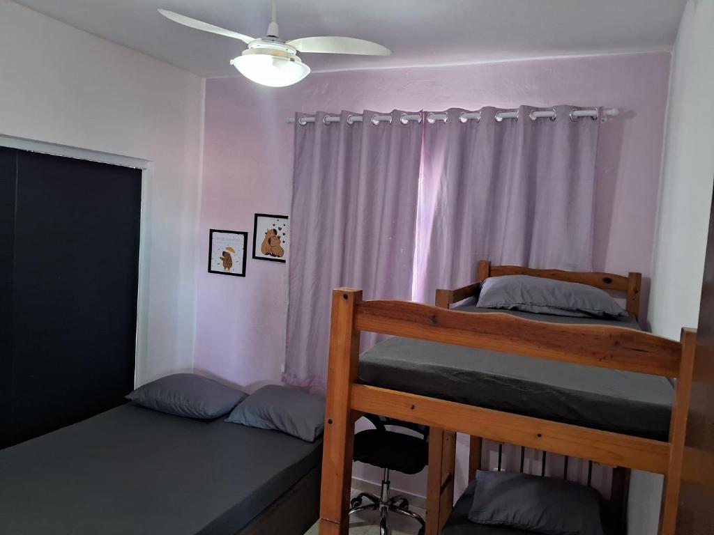 une chambre avec deux lits superposés et une fenêtre dans l'établissement Kitnet Cabo Frio 10, à Cabo Frio