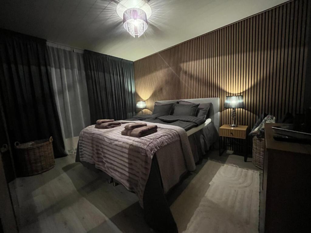 een slaapkamer met een groot bed in een kamer bij Apartment Northernlightroad in Rovaniemi