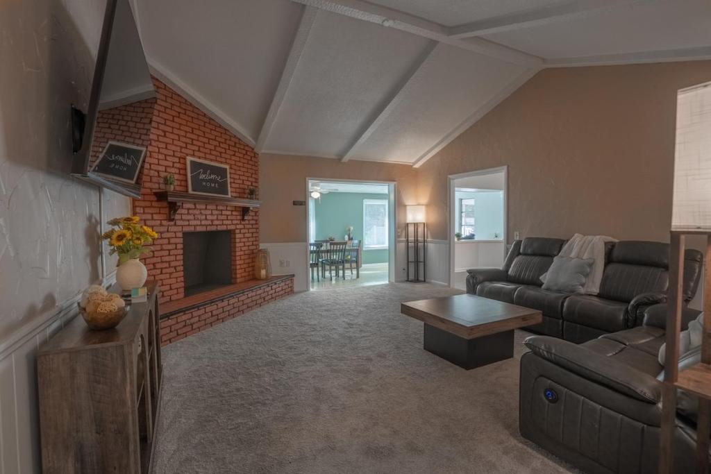 een woonkamer met een bank en een open haard bij Legoland Escape in Winter Haven