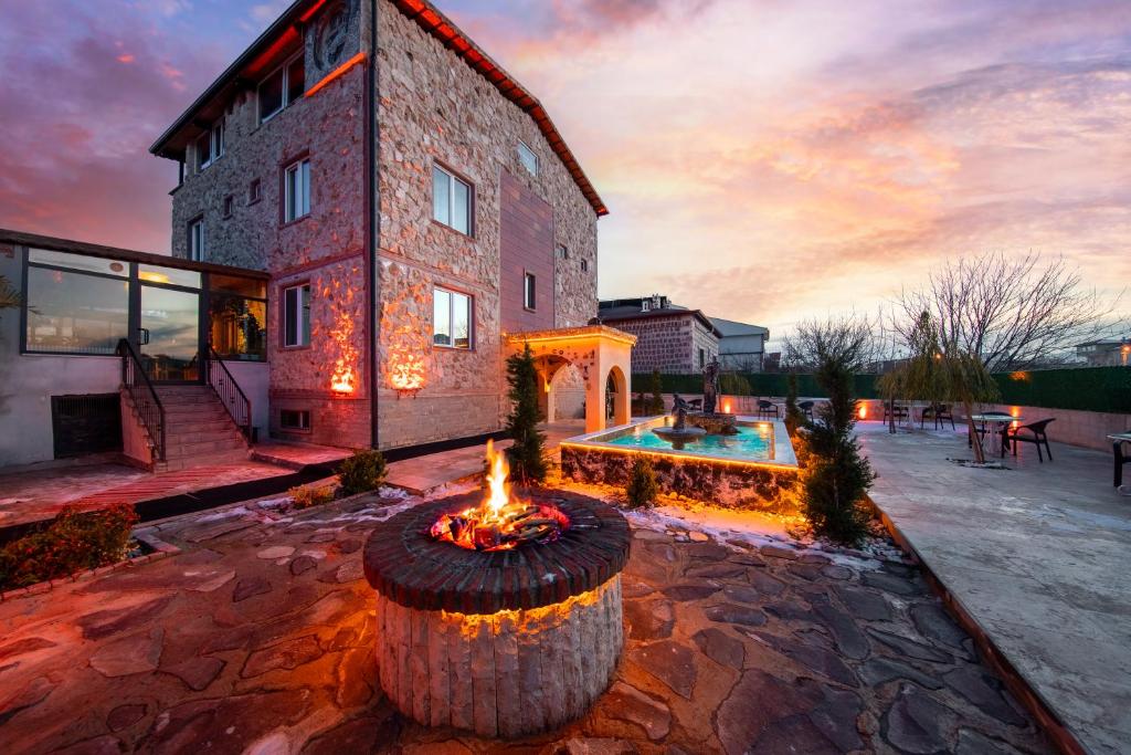 een bakstenen gebouw met een vuurplaats ervoor bij Moonlight of Cappadocia in Uchisar