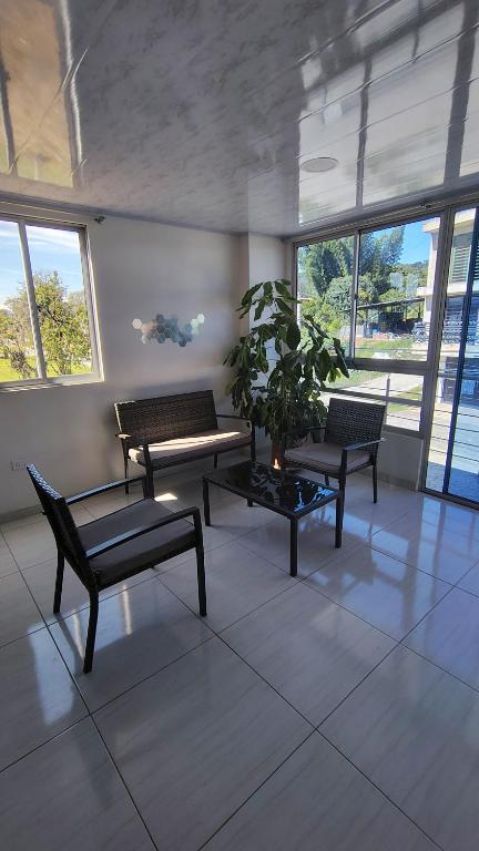 Khu vực ghế ngồi tại Hospedaje Luz de Cite