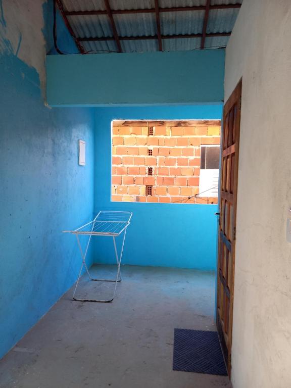 een kamer met een bakstenen muur en een kar erin bij kitinet IMMANU'EL Moreré-Ba in Cayru