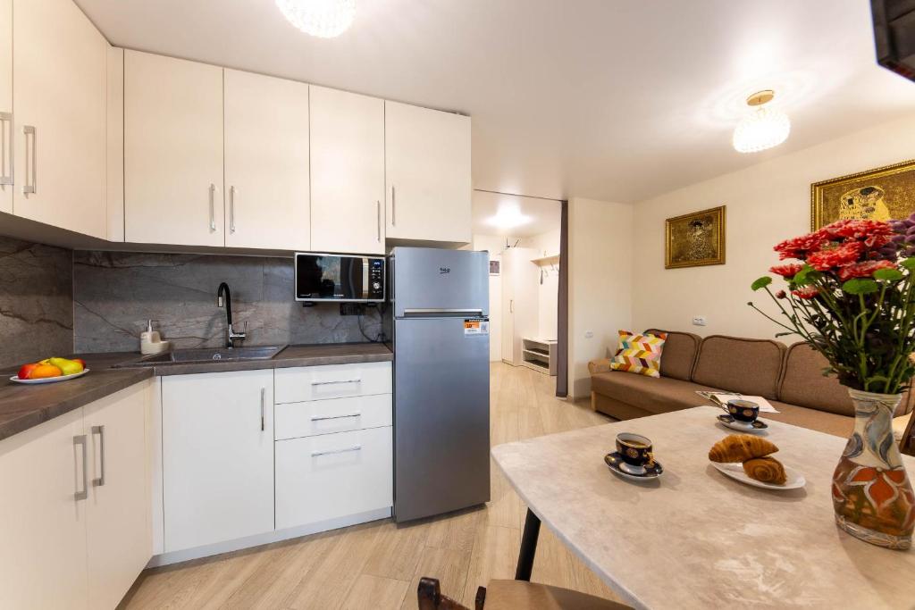 Luxury 2-Room Apartment - City Center, 2nd Floor фото 4