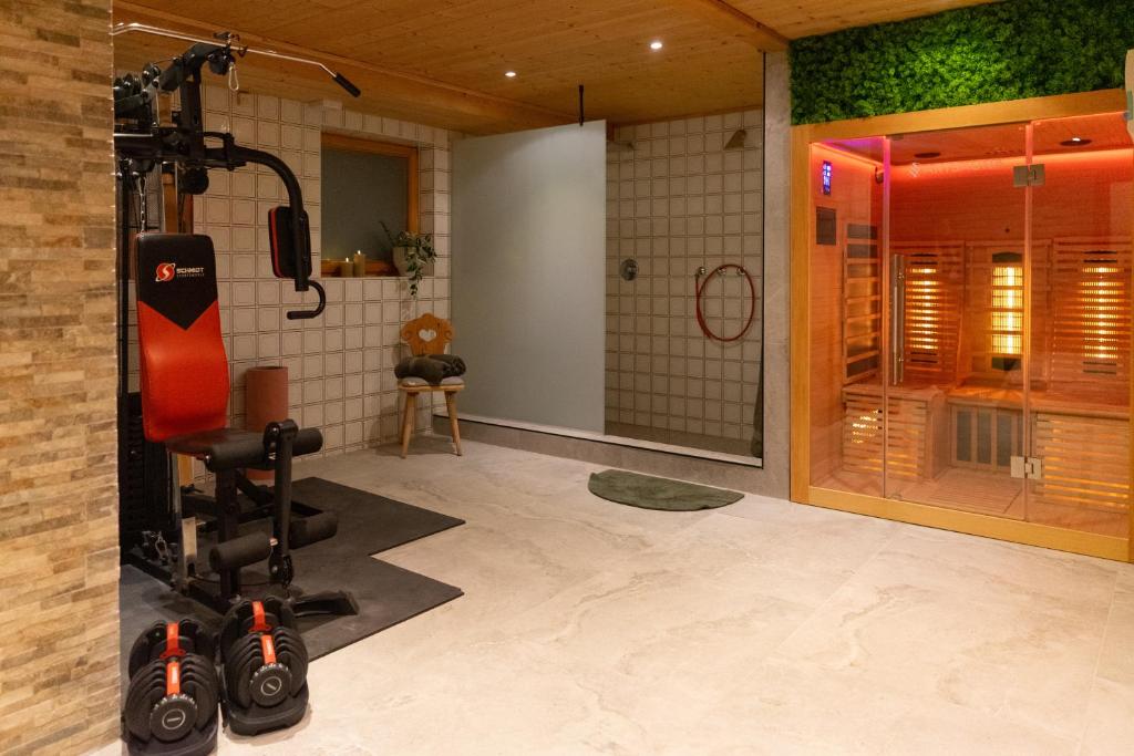 een kamer met een fitnessruimte met een loopband en een douche bij Haus Kilian in Berchtesgaden