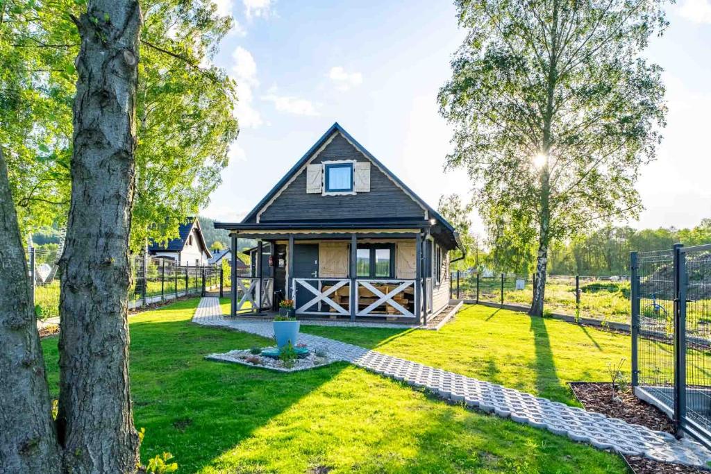 a small house in the middle of a yard at Ustronne Karkonosze in Miłków