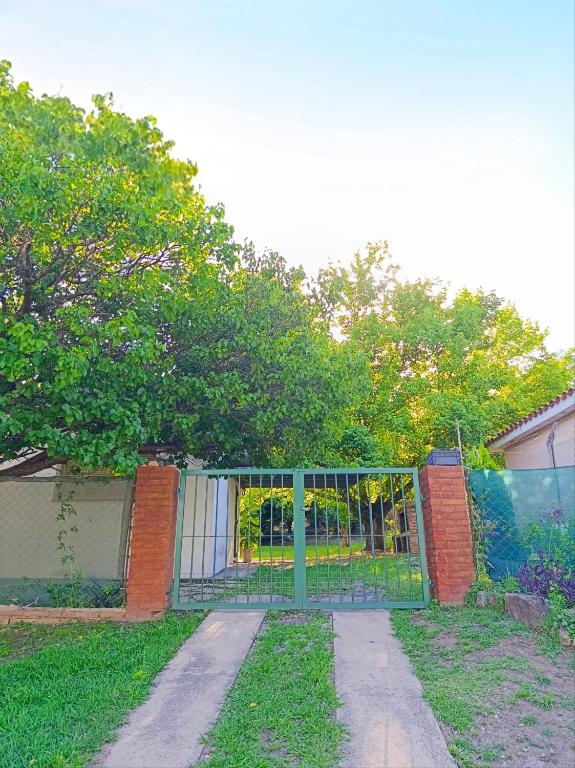 une porte devant une cour arborée dans l'établissement Casa en centro de Icho Cruz, à Villa Icho Cruz
