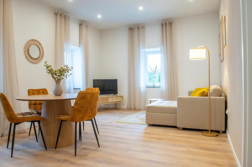 een woonkamer met een tafel en een bank bij 1 BR Bungalow in Rüdesheim am Rhein