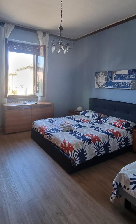 een slaapkamer met een bed en een raam bij Il Campanile di Arezzo in Arezzo