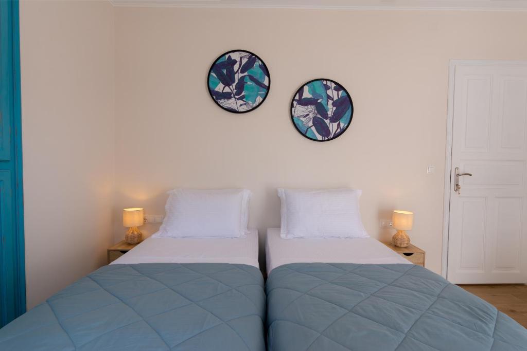 シダリにあるMisemeliのベッド2台、壁にプレート2台が備わる客室です。