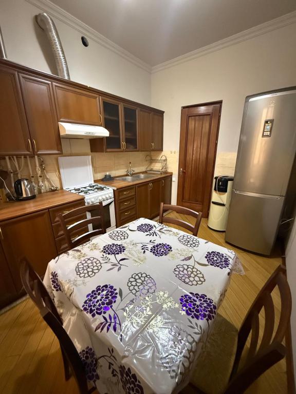 una cucina con tavolo e frigorifero di Republic Square 2 bedroom 2 bathroom a Yerevan