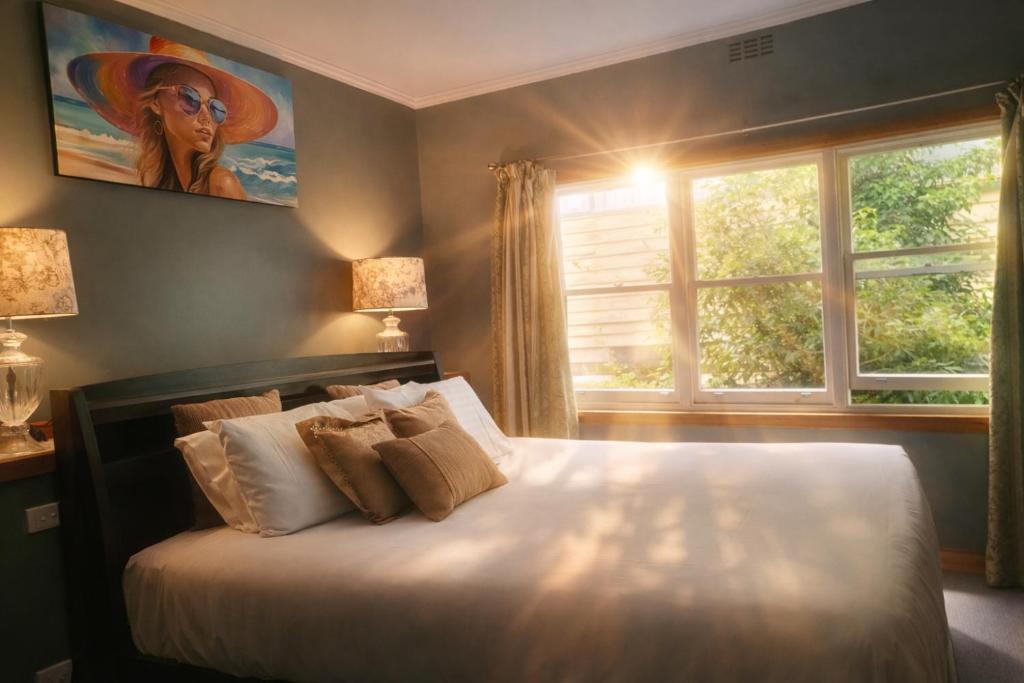 een slaapkamer met een groot bed en een raam bij Hidden Gem - St Mary's in Saint Marys