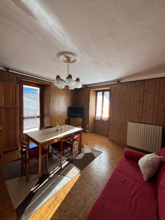 un salon avec une table et un canapé dans l'établissement Casa Bruna 2 a 25 minuti da Bormio e 15 min da Tirano, à Vervio