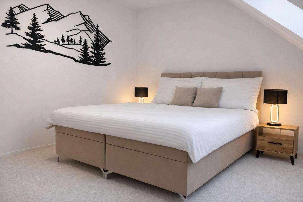 - une chambre avec un lit arboré sur le mur dans l'établissement Apartmánový dom Adriana, à Zuberec