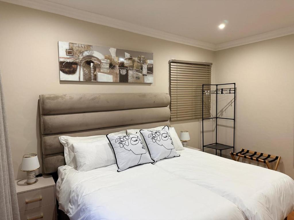 Giường trong phòng chung tại Cathy & P Guesthouse