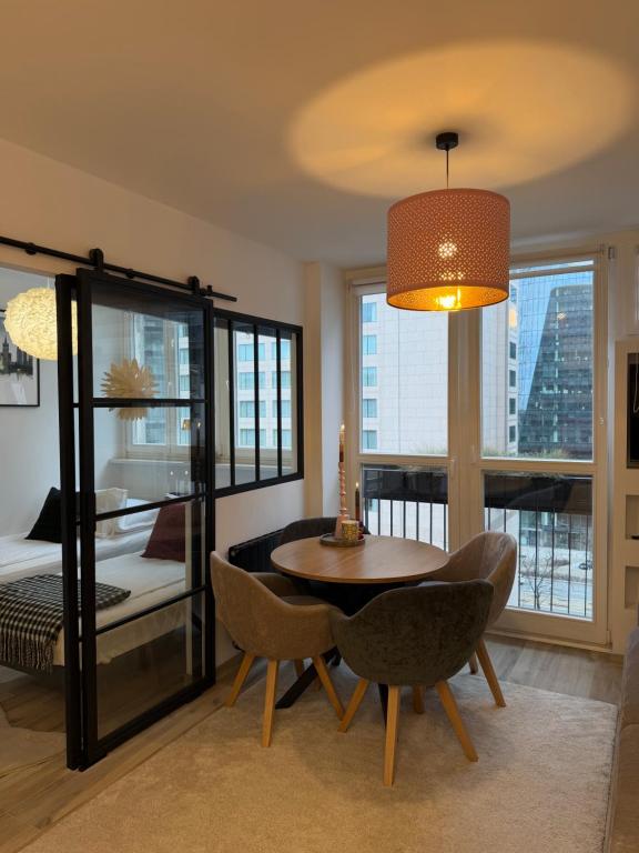 ein Wohnzimmer mit Tisch und ein Schlafzimmer in der Unterkunft Apartament Centrum Warszawy Pereca in Warschau