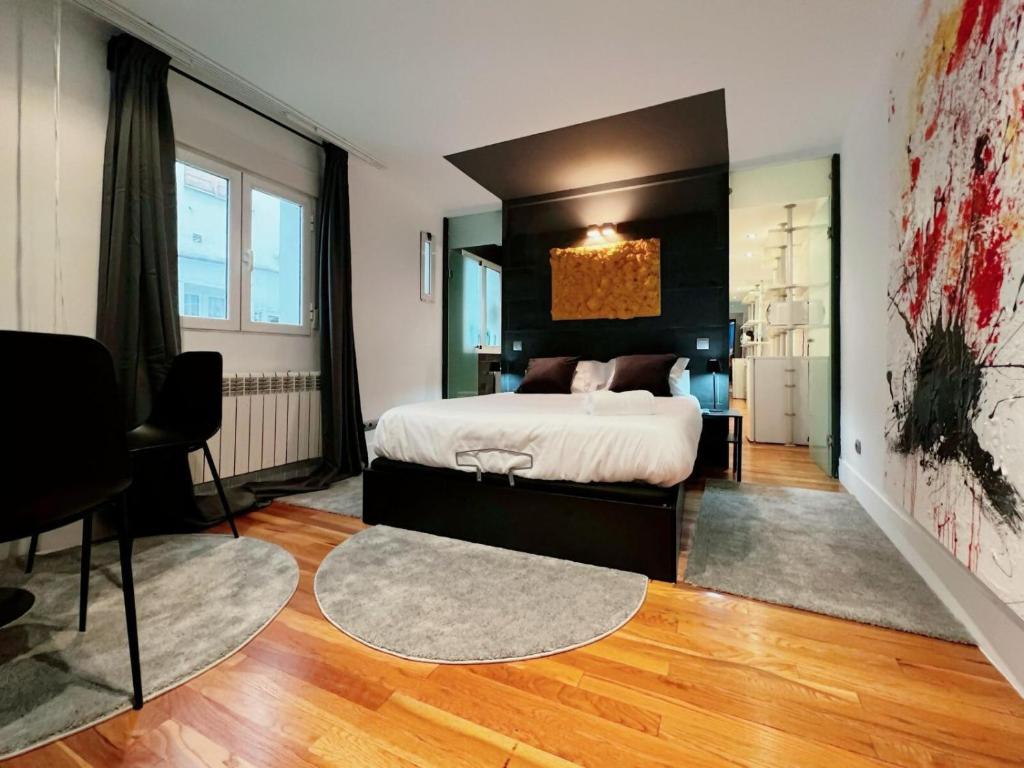 een slaapkamer met een groot bed met een zwart hoofdeinde bij Suiite de lujo en Sol M in Madrid
