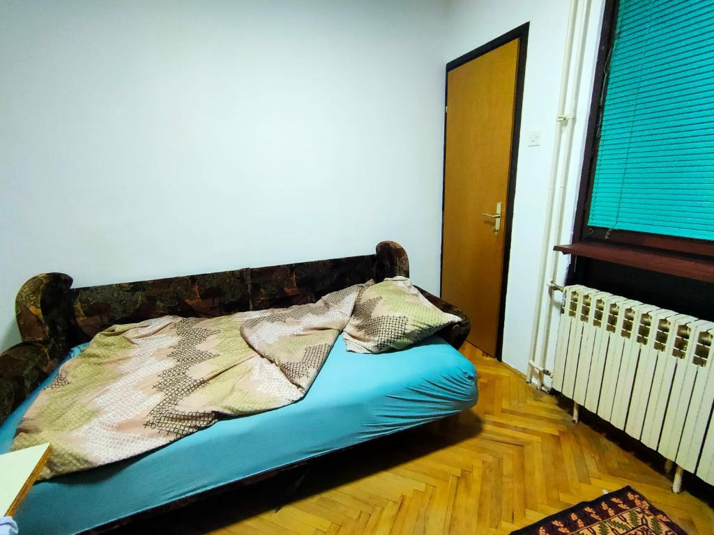 un letto sul pavimento in una stanza di Apartman Branko Radicević a Negotin