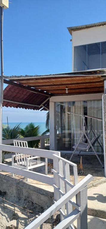 een wit hek voor een huis bij Casa de playa in Tumbes