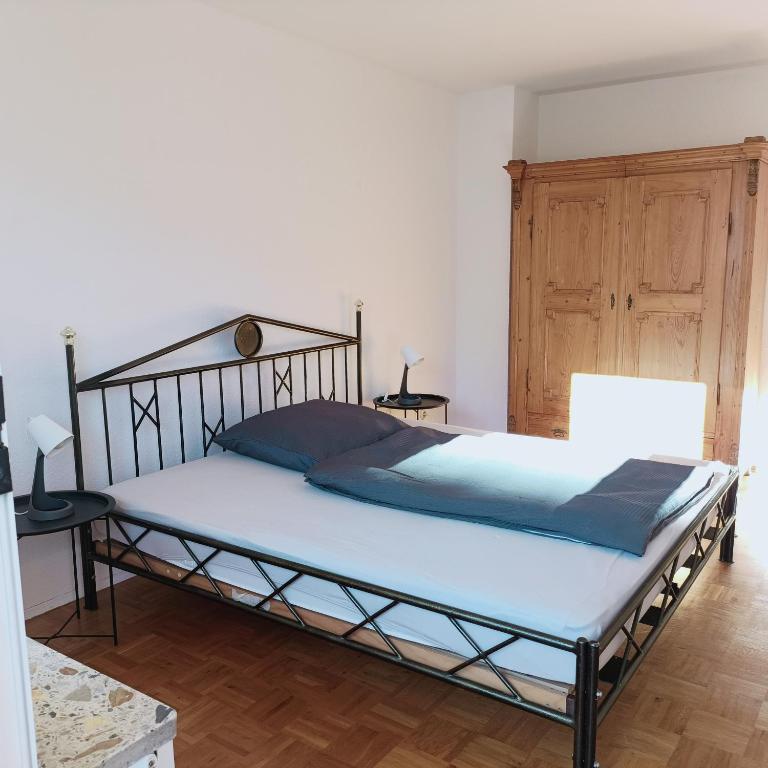 una camera da letto con un letto grande con lenzuola blu di City-Quartier a Bad Mergentheim