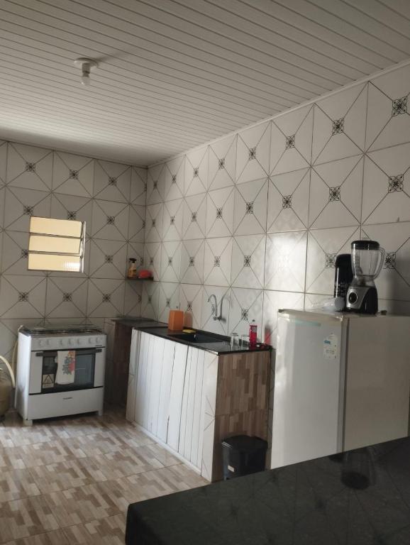 een keuken met een fornuis en een koelkast bij Temporada Recanto Girassol in Piranhas