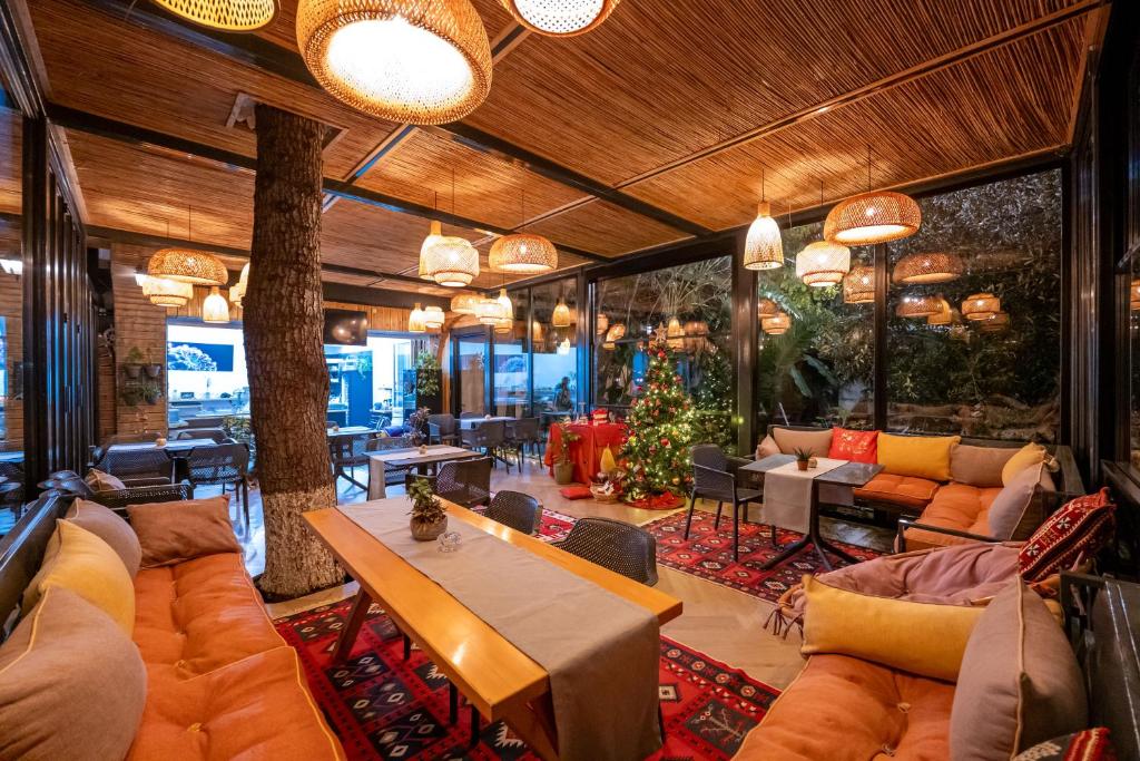 un salon avec des canapés, une table et des chaises dans l'établissement Villa Green Garden, à Saranda