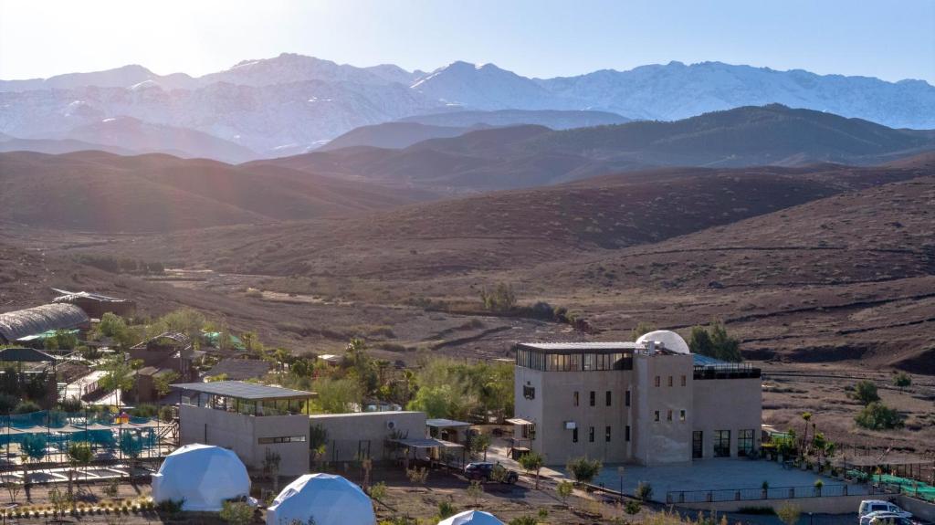 El KariaThe Ranch Camp的山中建筑物的鸟瞰图