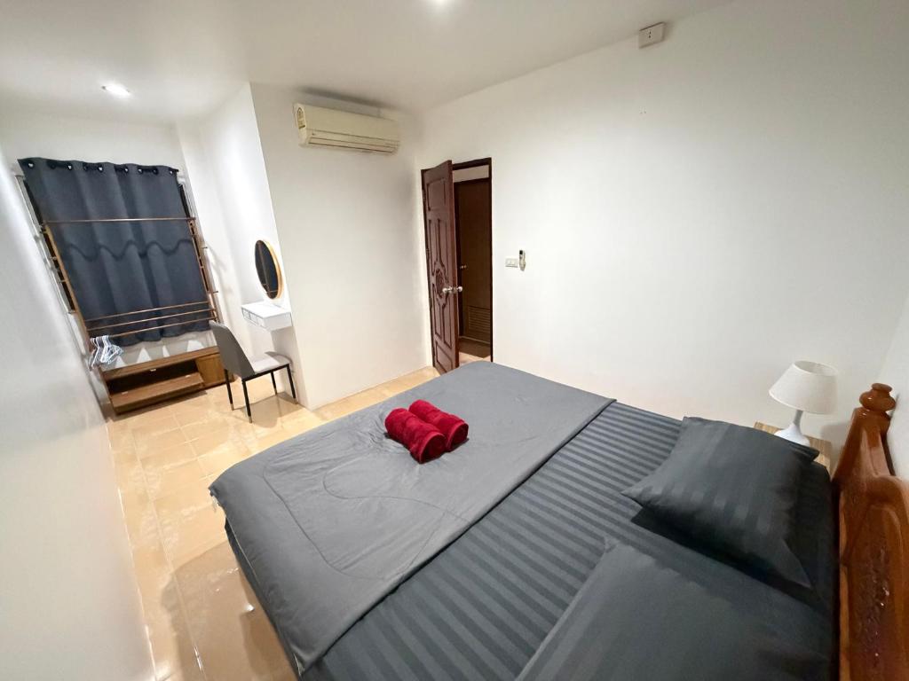 een slaapkamer met een bed met een rode tas erop bij Bophut residence & House in Bophut 