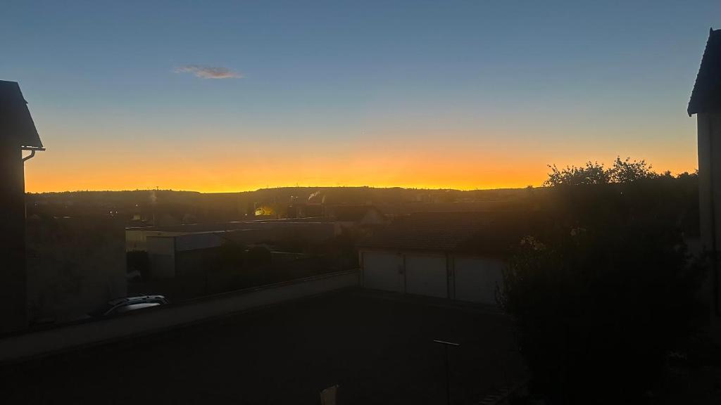 un tramonto dal balcone di una casa di La maison du bonheur a Montluçon