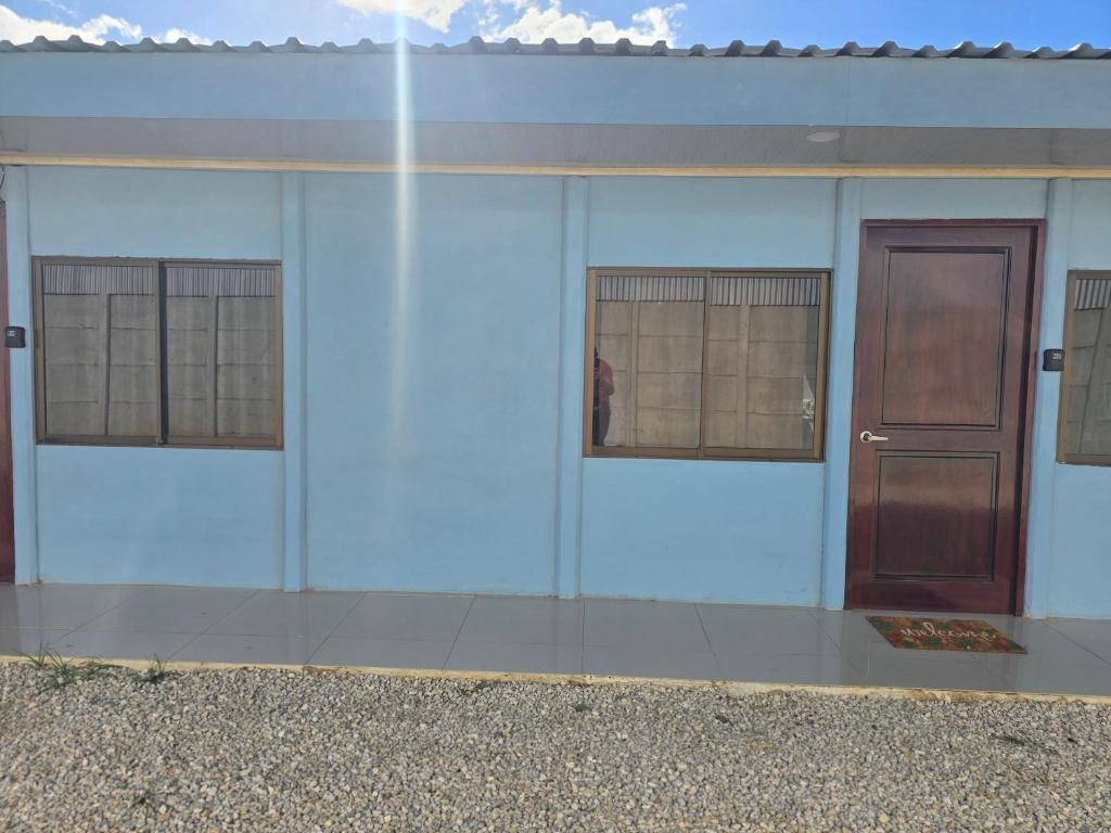 a blue building with two windows and a door at Apartamentos DesCANso in Comunidad