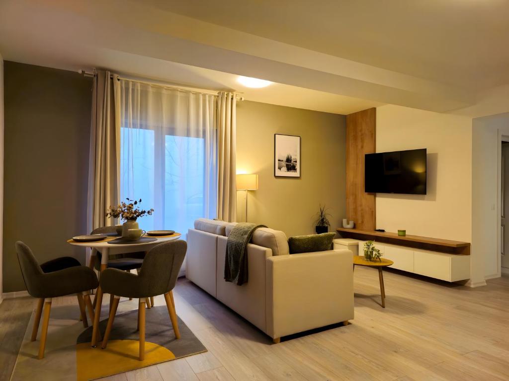 un salon avec un canapé et une table dans l'établissement Luxury District - Panoramic View Urban Apartment, à Târgu-Mureş