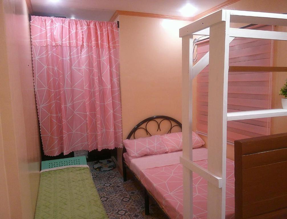 ein Schlafzimmer mit einem Etagenbett und einer Leiter in der Unterkunft L&N house rental 