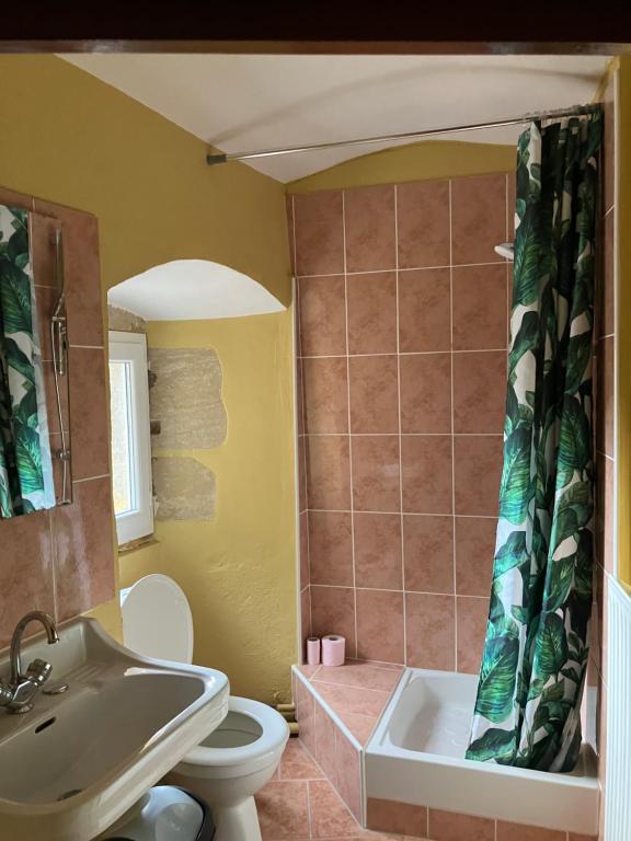un bagno con vasca, WC e lavandino di Chateau d Albon a Saint-André-dʼApchon