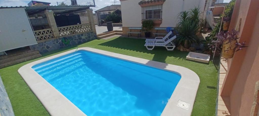 een zwembad in de achtertuin van een huis bij Mi Deseo in Sanlúcar de Barrameda