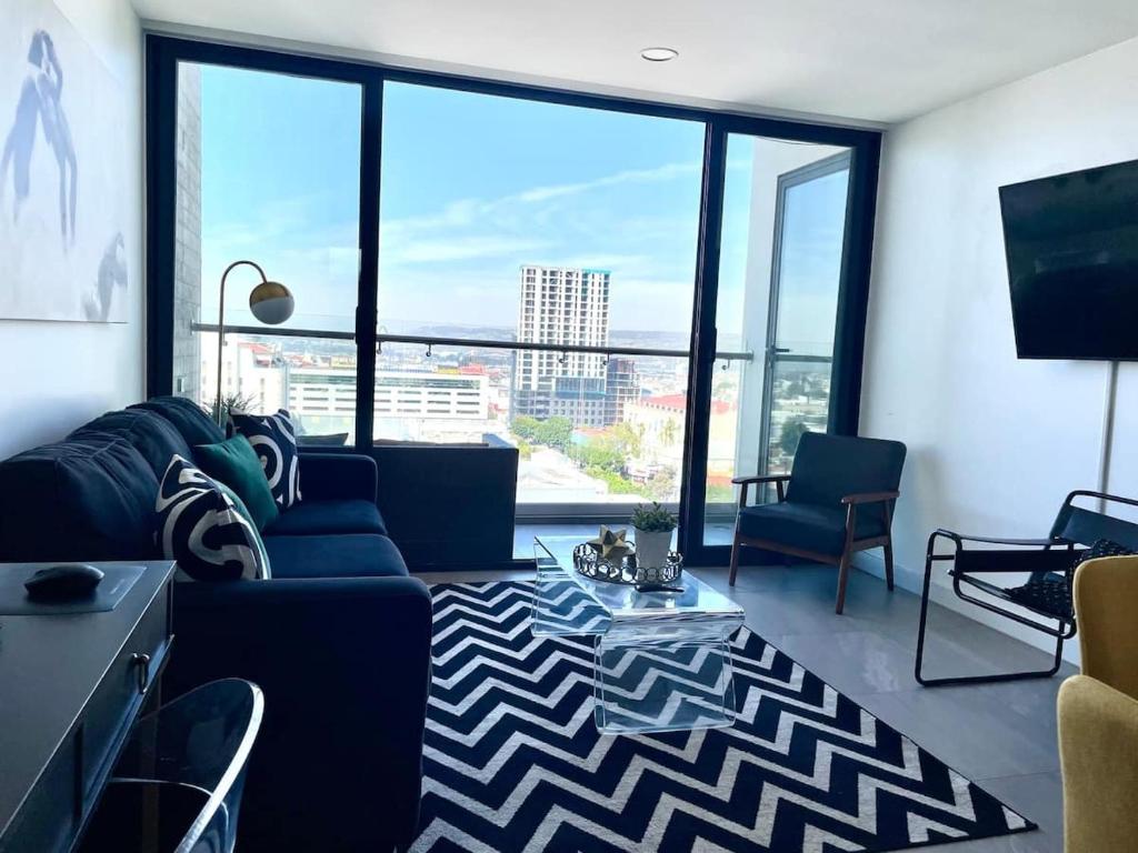 un soggiorno con un divano e una grande finestra di - Touristic Area 1 BR Avenida Revolucion a Tijuana