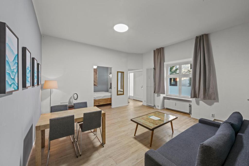 un salon avec un canapé et une table dans l'établissement Apartment Uthman Berlin-Neukölln, à Berlin
