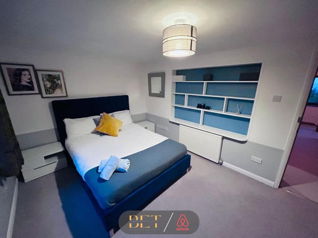 Cette petite chambre comprend un lit avec un oreiller jaune. dans l'établissement Carden Hill House - 4 Bedrooms - Sleeps 9 - Free Parking - Games Room - Ideal for Contractors, Families and Large Groups, à Brighton et Hove