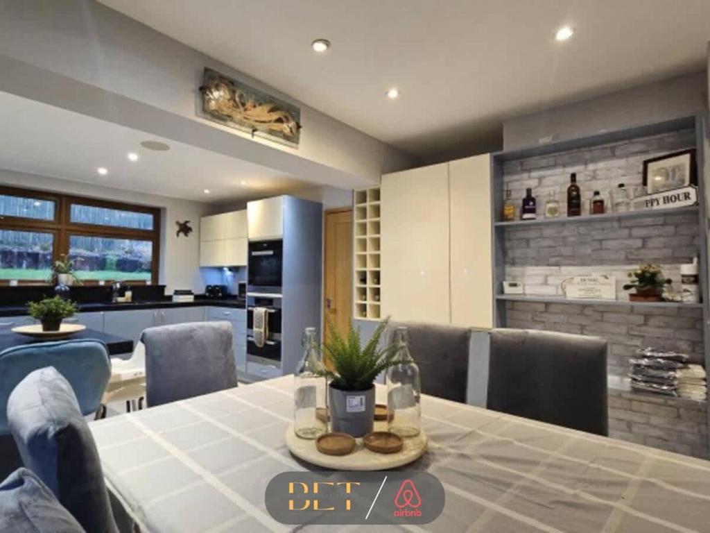 Carden Hill House - 4 Bedrooms - Sleeps 9 - Free Parking - Games Room - Ideal for Contractors, Families and Large Groups - Four-Bedroom House
