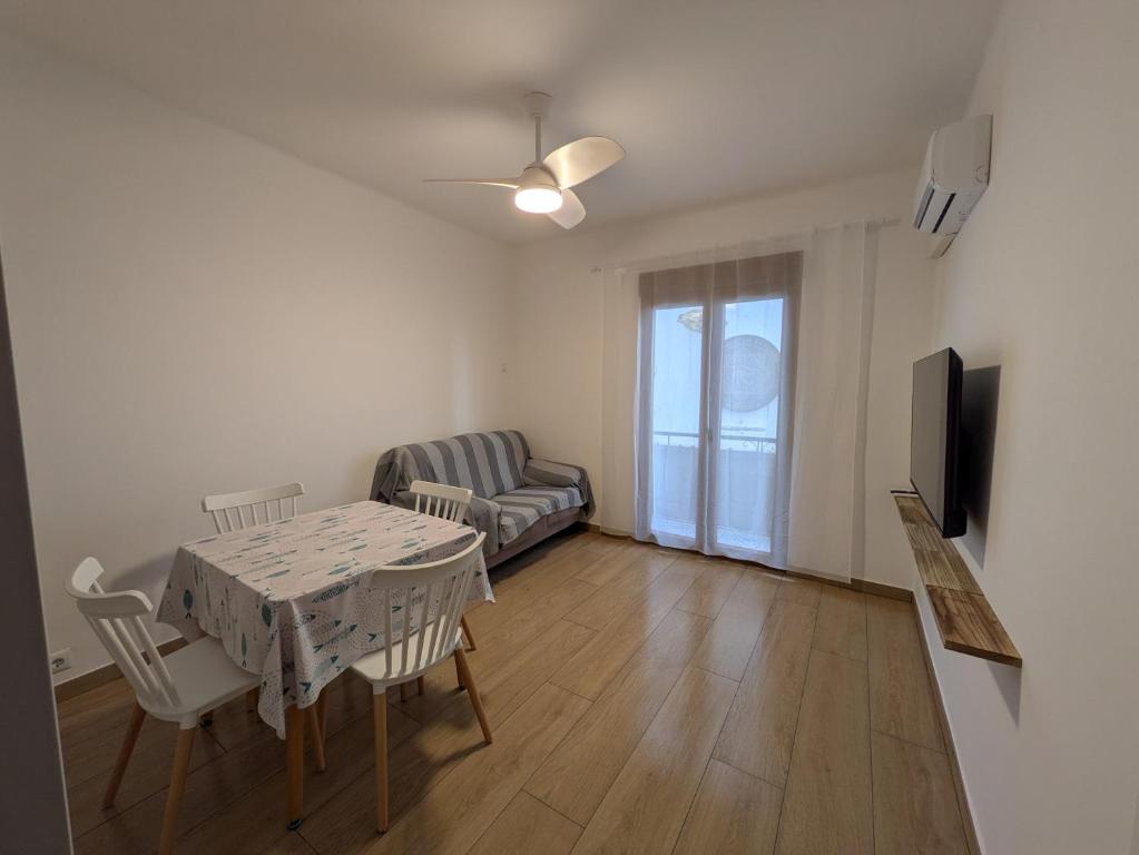 een woonkamer met een tafel en een bank bij Luna del este in Peñíscola