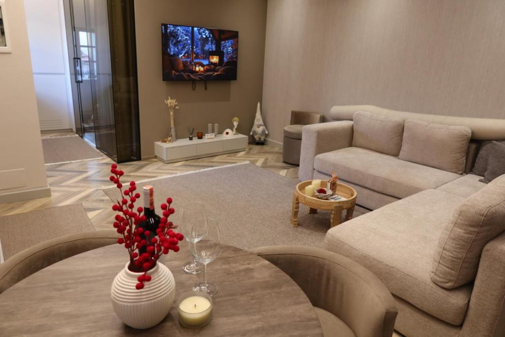 Posezení v ubytování Heritage Stone and Style Villa with Private Parking and Jacuzzi