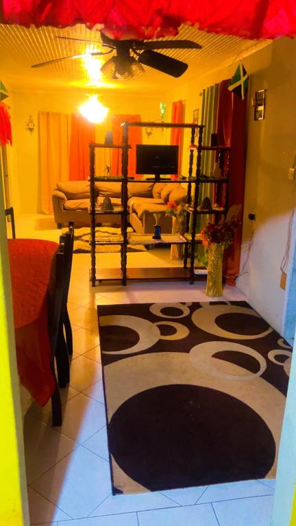 un soggiorno con tappeto bianco e nero di Tamaras Inn a Christ Church