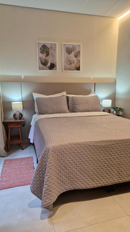 En eller flere senge i et værelse på Prox ao Shopping novo e funcional